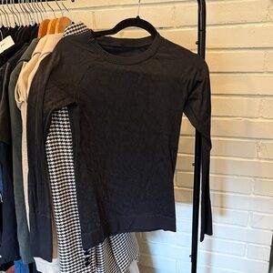 Lululemon Black Crewneck Long-Sleeve Women's Top Swiftly Tech